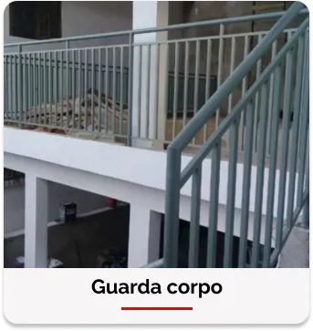 Guarda-corpo de ferro em sacada e escada