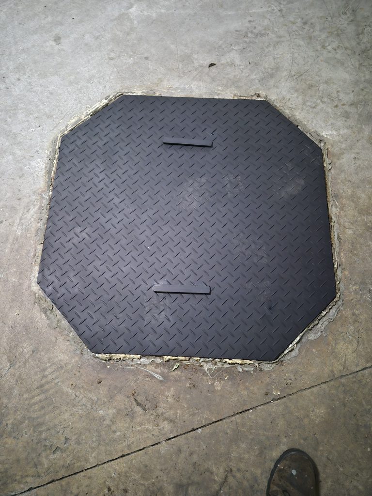 Tampa de caixa de inspeção em chapa xadrez instalada no piso – Campo Belo, Zona Sul de SP