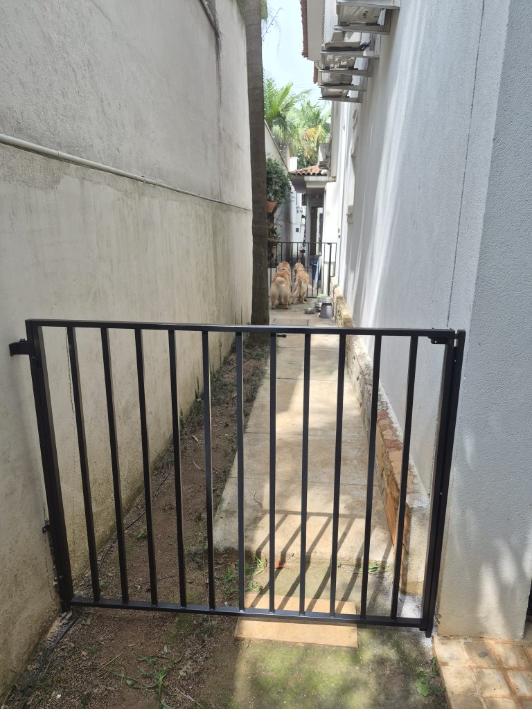 Portão para pet em ferro sob medida em corredor de casa – Serralheria Carvalho