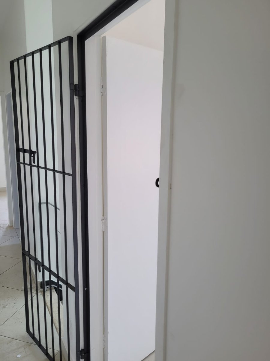 Porta grade de ferro preta em porta interna – Serralheria Carvalho